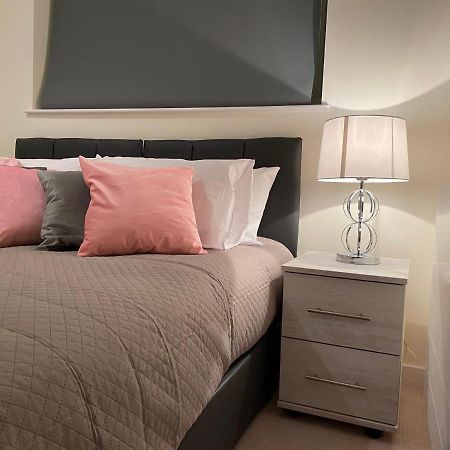Amazing 2 Bed 2 Bath Private Apartment Watford  Exterior photo