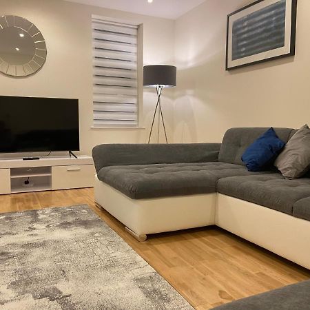 Amazing 2 Bed 2 Bath Private Apartment Watford  Exterior photo