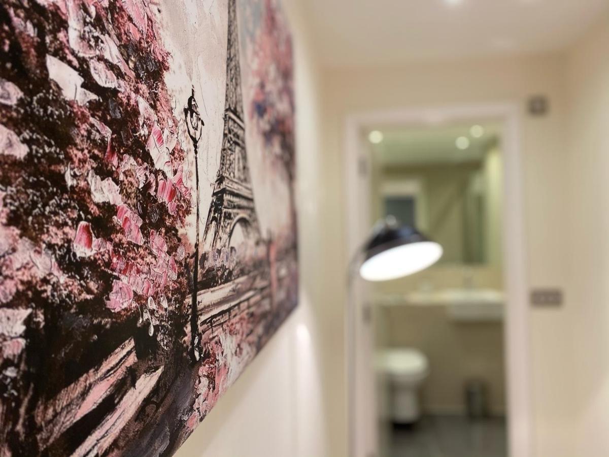 Amazing 2 Bed 2 Bath Private Apartment Watford  Exterior photo