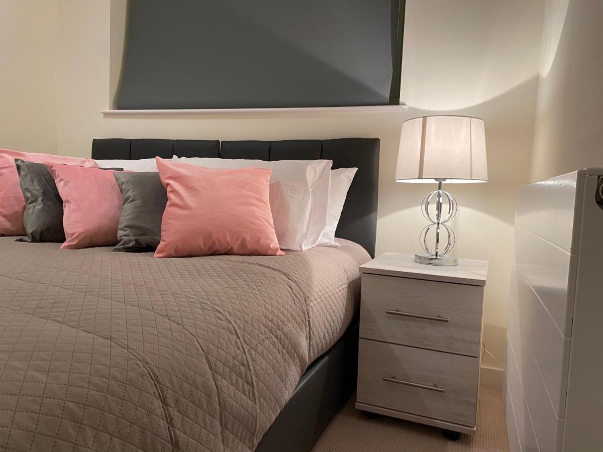 Amazing 2 Bed 2 Bath Private Apartment Watford  Exterior photo