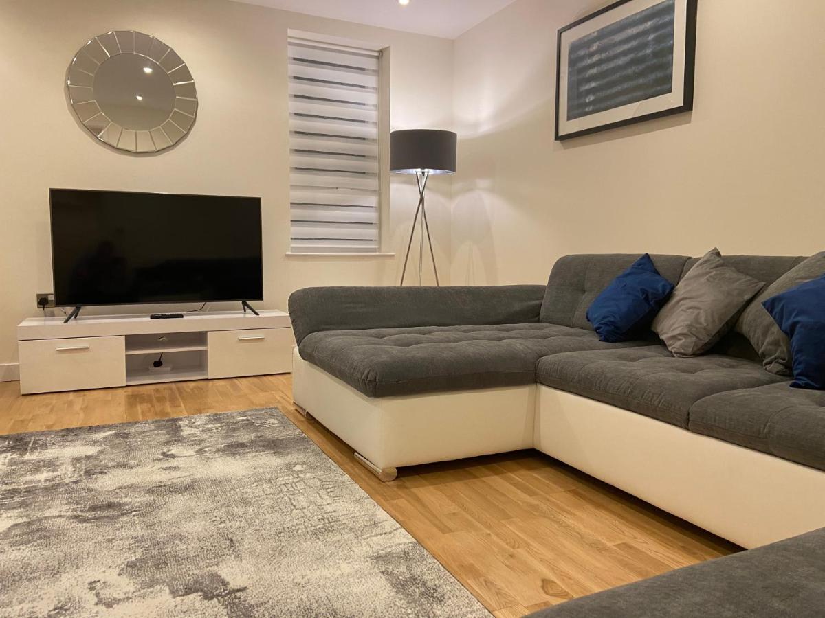 Amazing 2 Bed 2 Bath Private Apartment Watford  Exterior photo