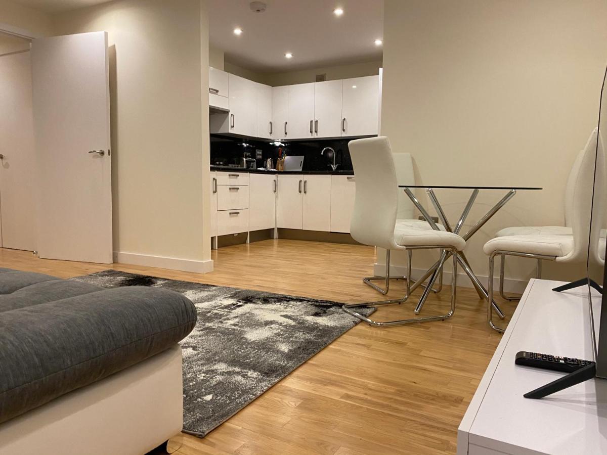 Amazing 2 Bed 2 Bath Private Apartment Watford  Exterior photo