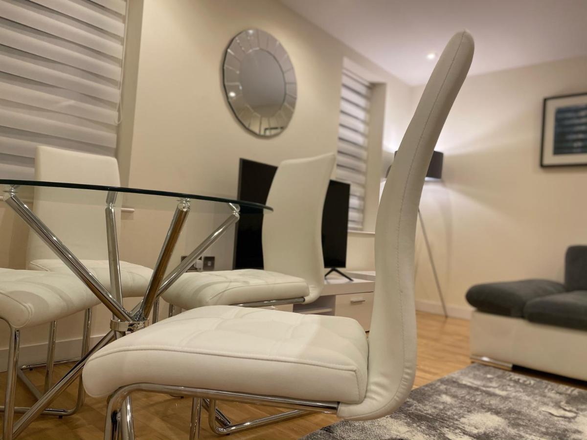 Amazing 2 Bed 2 Bath Private Apartment Watford  Exterior photo